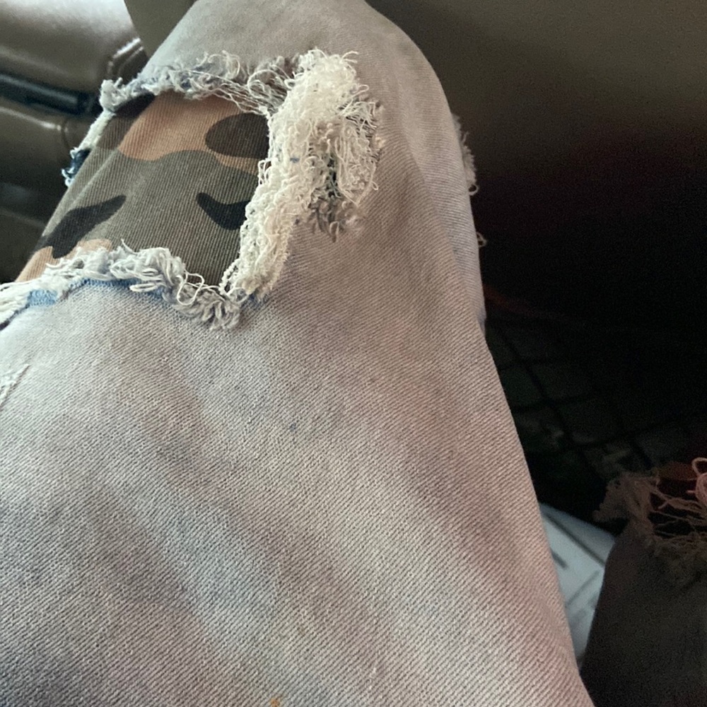 Like new denim cut cameo jeans.